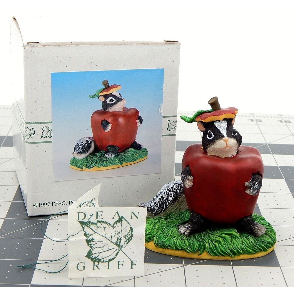 Charming Tails Stewarts Apple Costume Skunk Figure 85-700 Fitz Floyd Vtg 1997